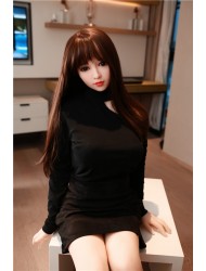 Leane-156cm Liebespuppe in einem schwarzen Pulloverkleid