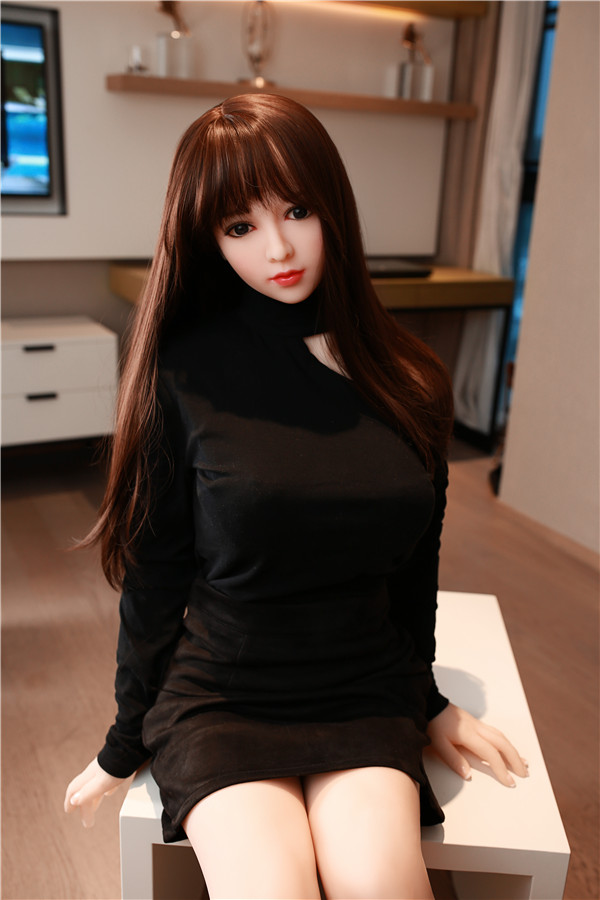 Leane-156cm Liebespuppe in einem schwarzen Pulloverkleid